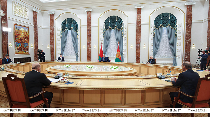 Кадровый день, грани многовекторности и откровенный разговор с премьерами. Итоги недели Президента