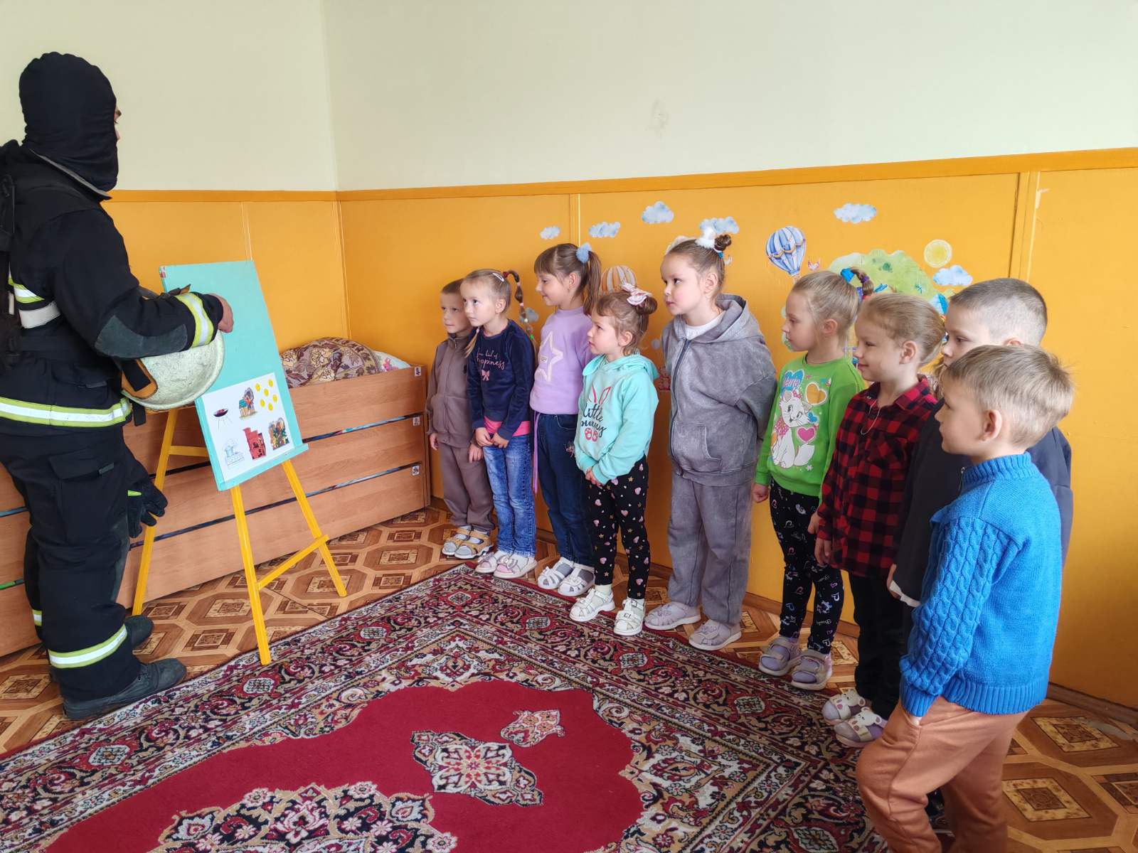 Сотрудники спасательного поста проводят беседу с воспитанниками Лопатинского детского сада