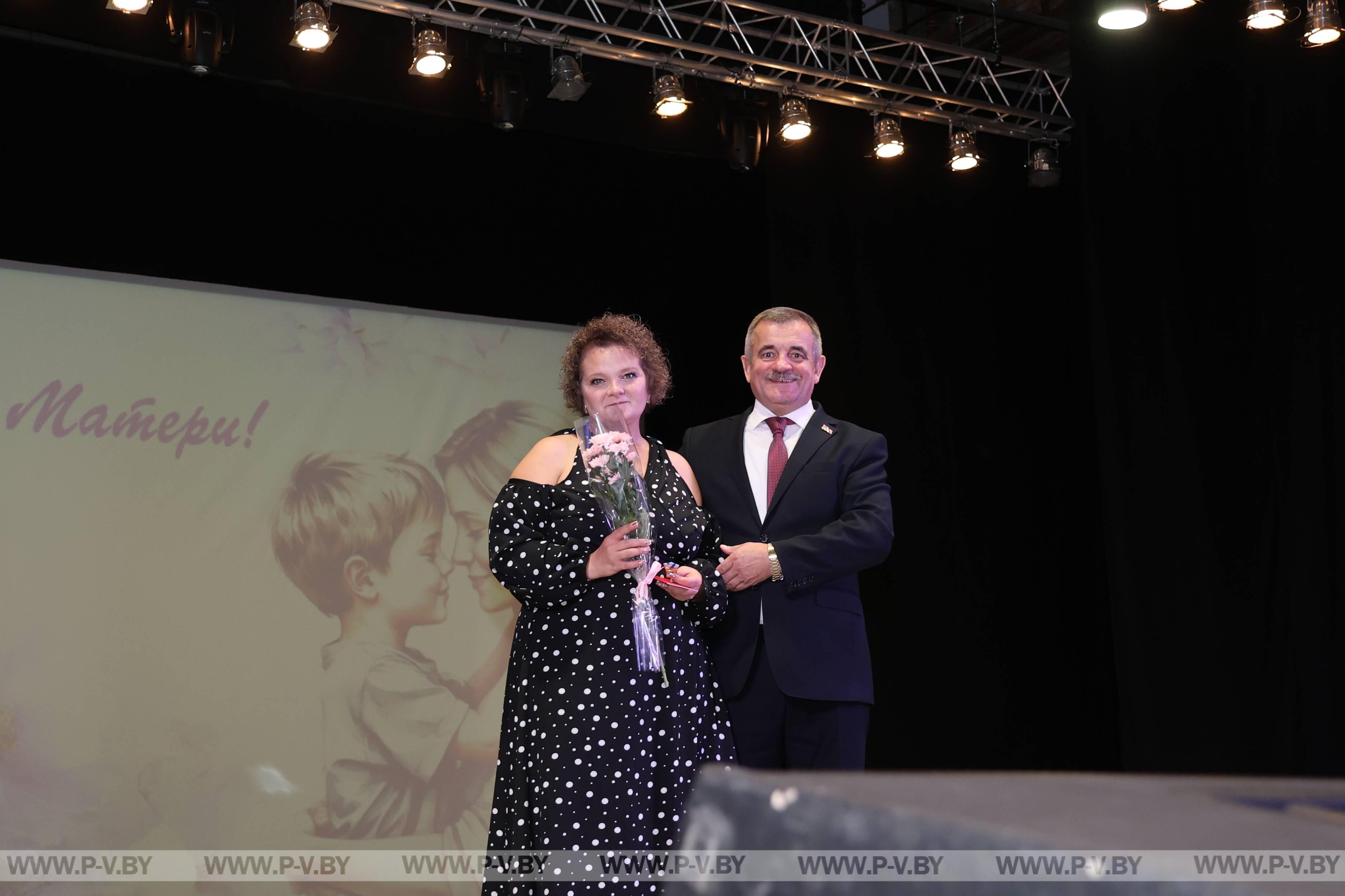 Торжественный концерт, посвященный Дню матери, прошел в ГДК