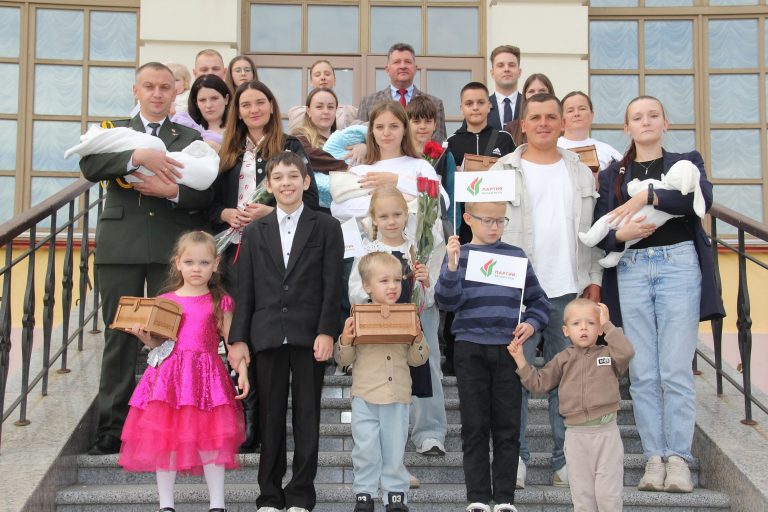 В Пинске пяти семьям вручили «Бацькаву кашулю»