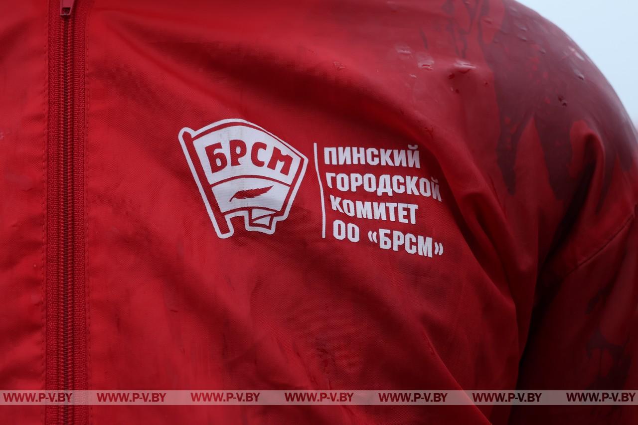 Волонтеры помогают пожилым на ярмарке
