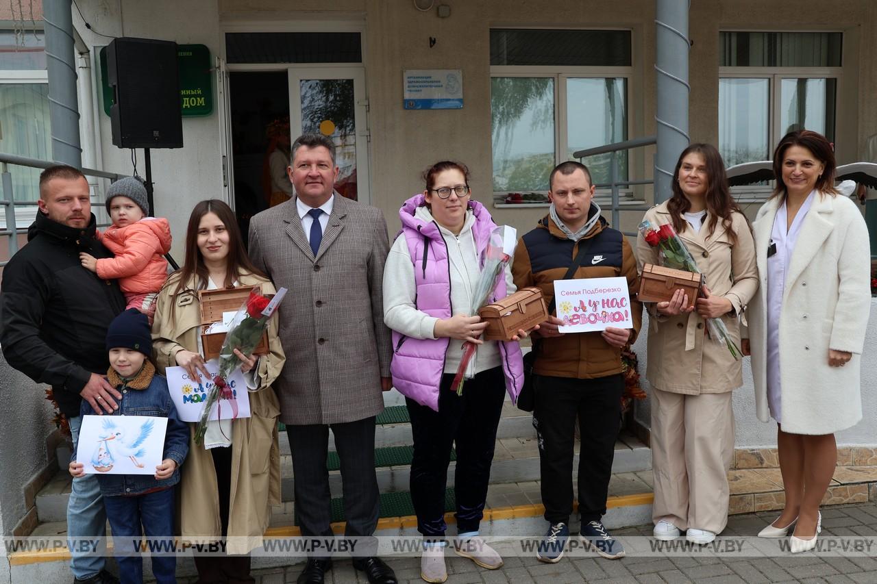 В Пинском межрайонном родильном доме отметили День матери