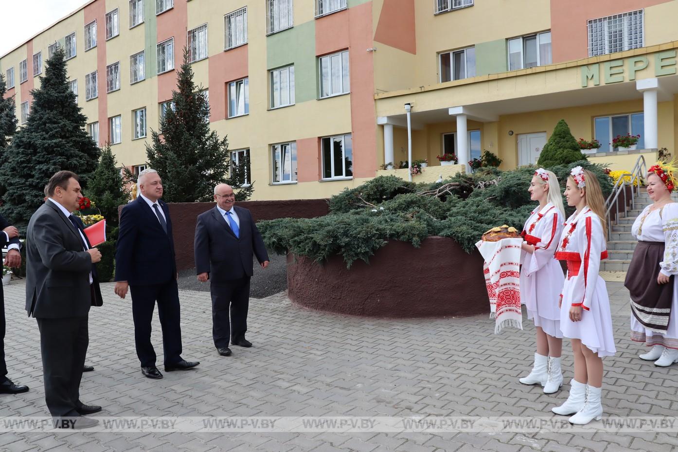 С подарками «Меречанку» посетил заместитель председателя облисполкома Михаил Баценко