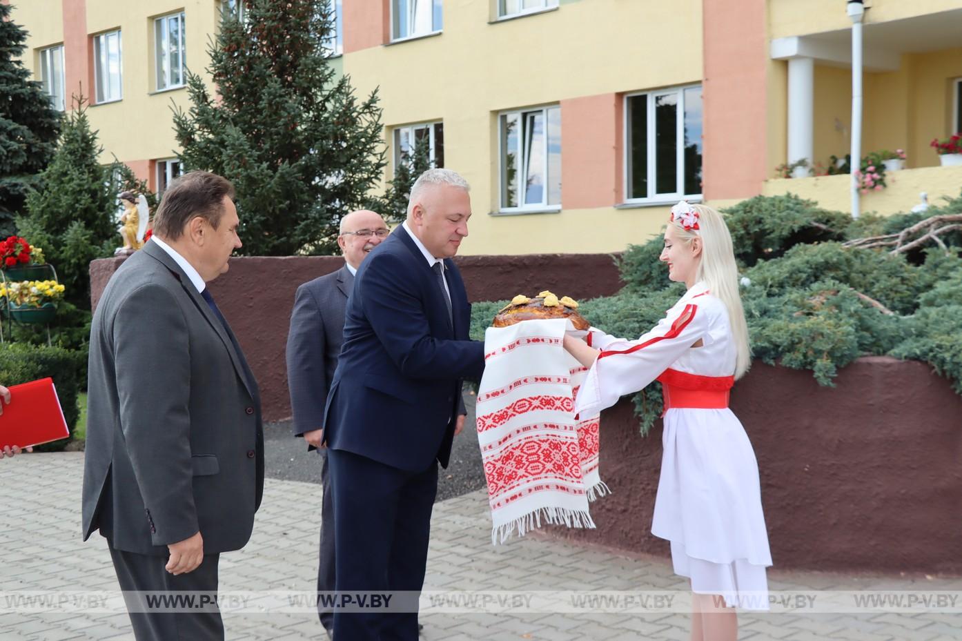 С подарками «Меречанку» посетил заместитель председателя облисполкома Михаил Баценко