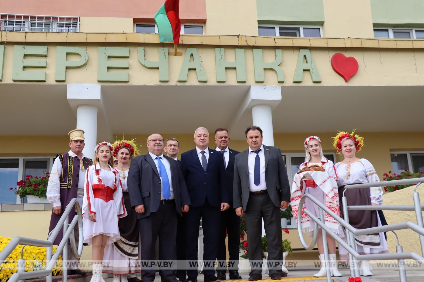 С подарками «Меречанку» посетил заместитель председателя облисполкома Михаил Баценко