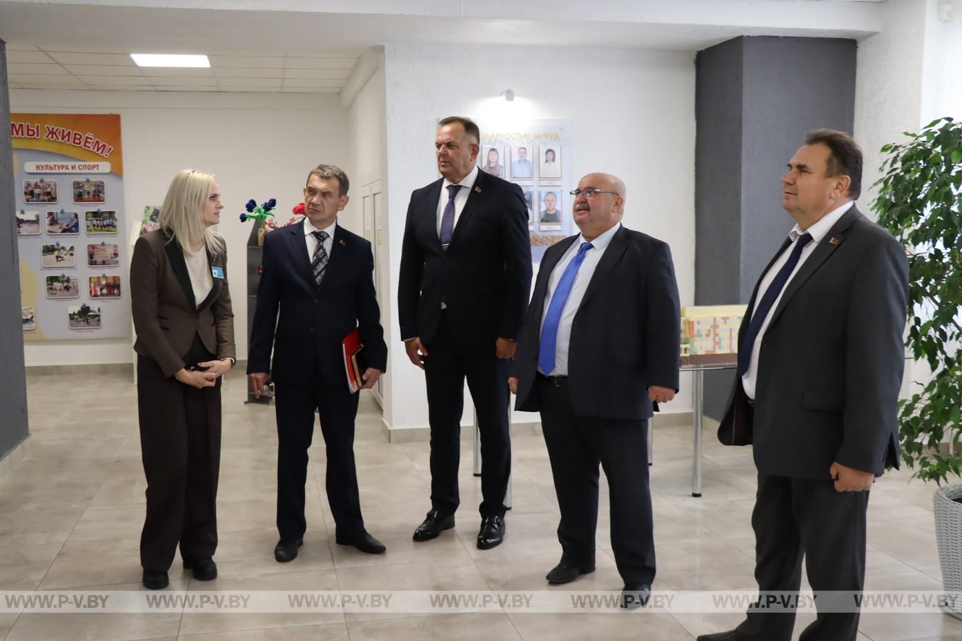 С подарками «Меречанку» посетил заместитель председателя облисполкома Михаил Баценко