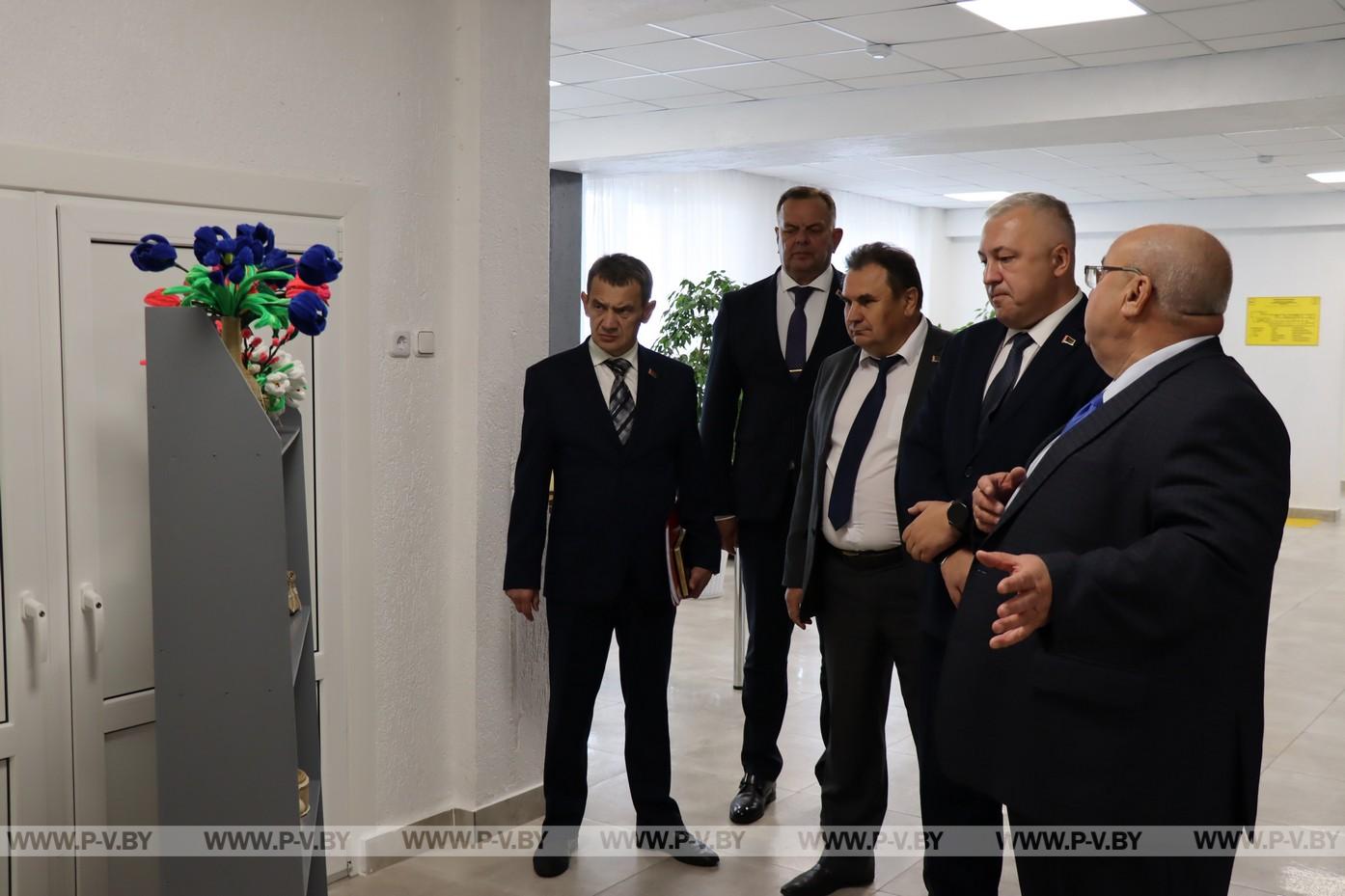 С подарками «Меречанку» посетил заместитель председателя облисполкома Михаил Баценко