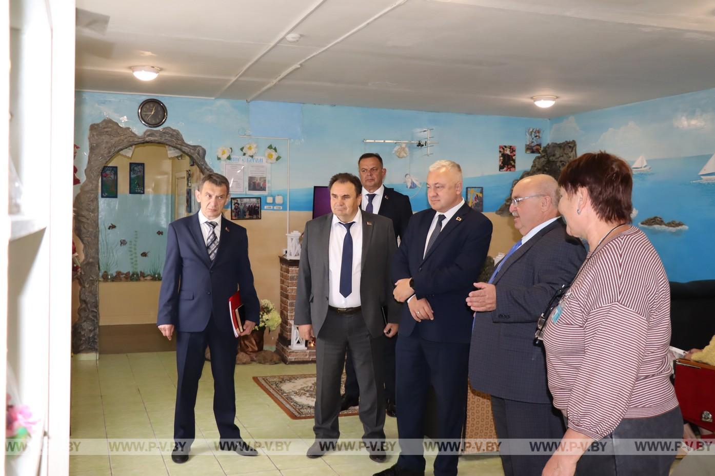 С подарками «Меречанку» посетил заместитель председателя облисполкома Михаил Баценко