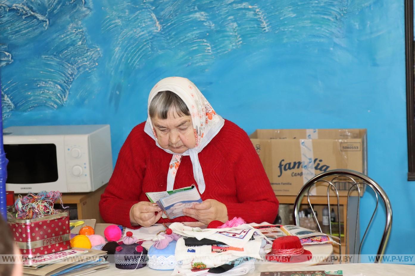 С подарками «Меречанку» посетил заместитель председателя облисполкома Михаил Баценко