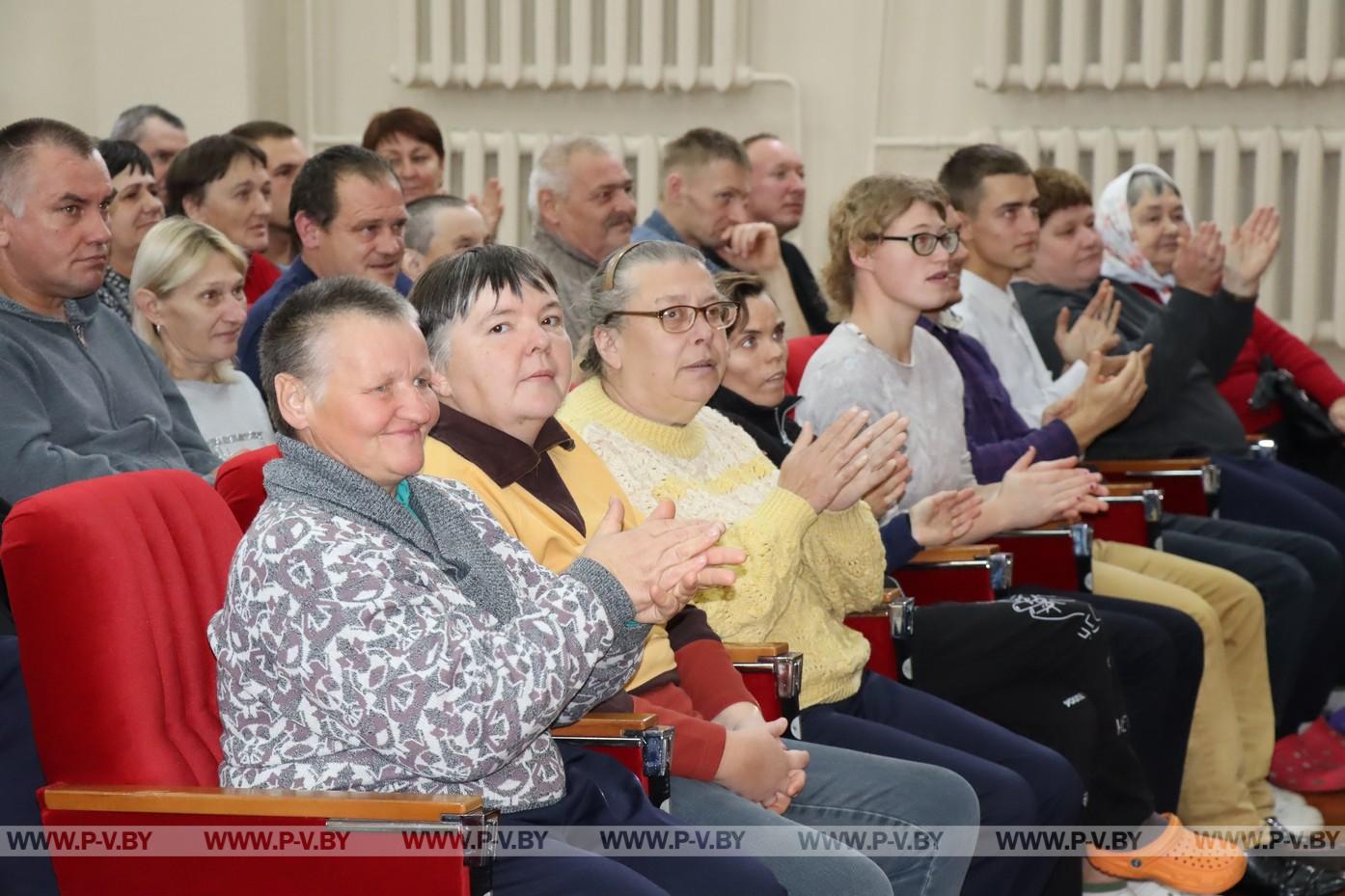 С подарками «Меречанку» посетил заместитель председателя облисполкома Михаил Баценко