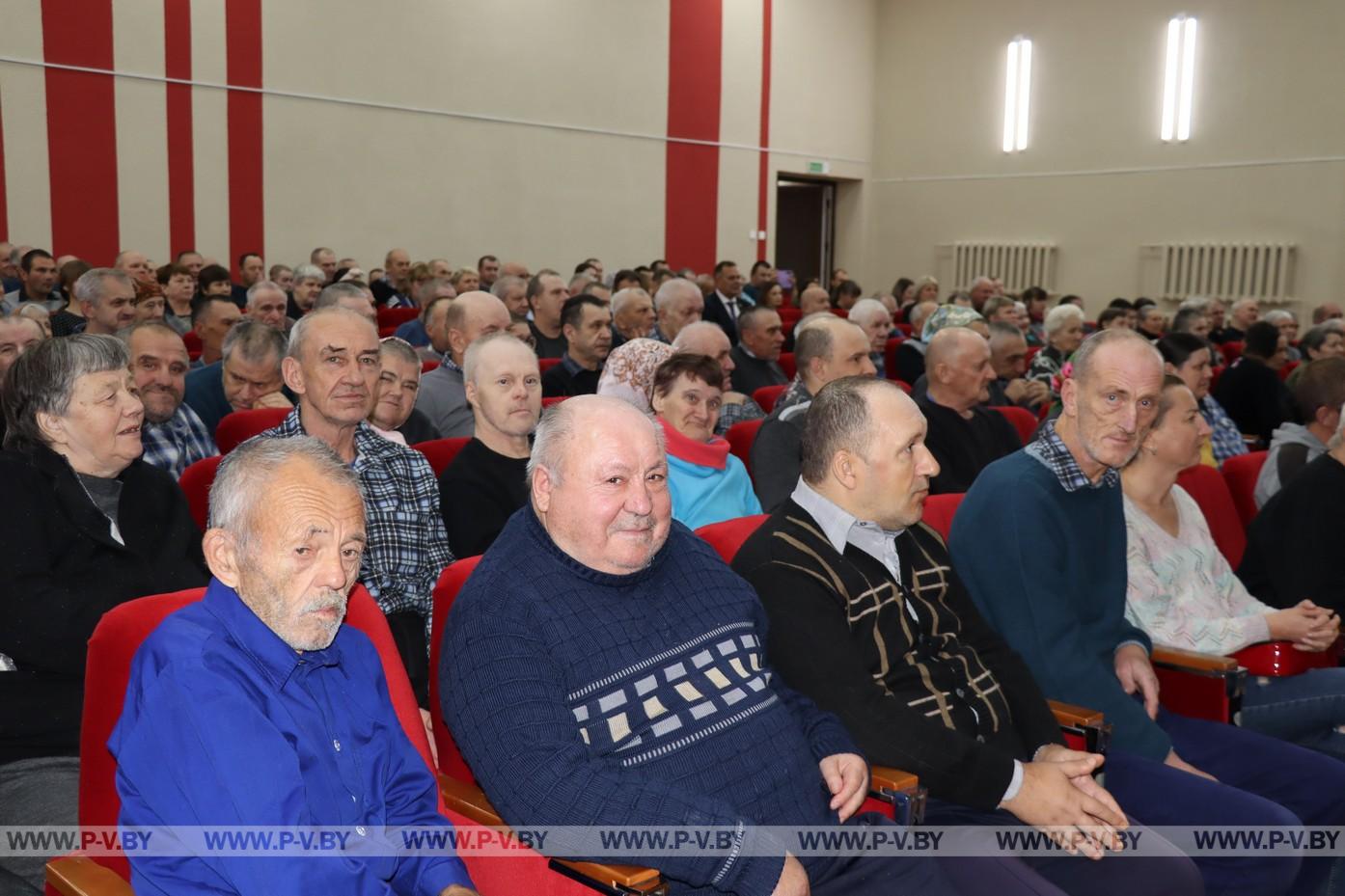 С подарками «Меречанку» посетил заместитель председателя облисполкома Михаил Баценко