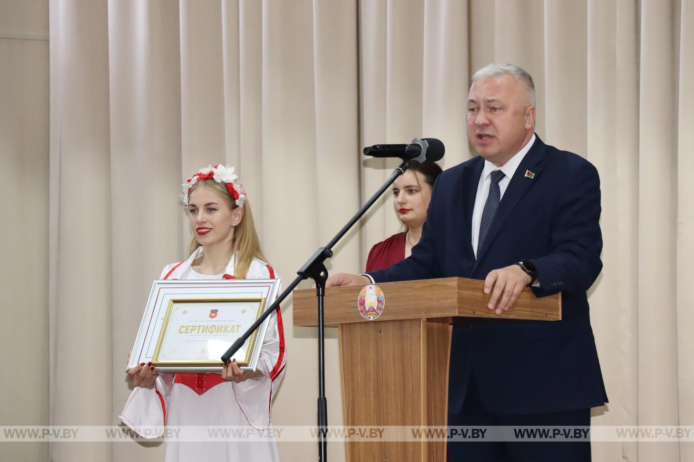 С подарками «Меречанку» посетил заместитель председателя облисполкома Михаил Баценко