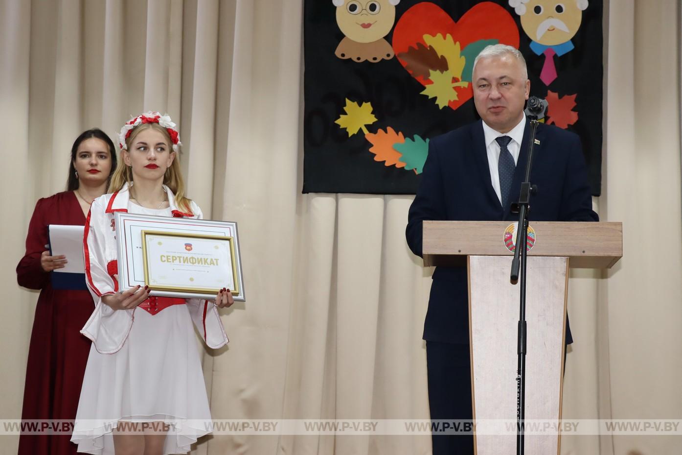 С подарками «Меречанку» посетил заместитель председателя облисполкома Михаил Баценко