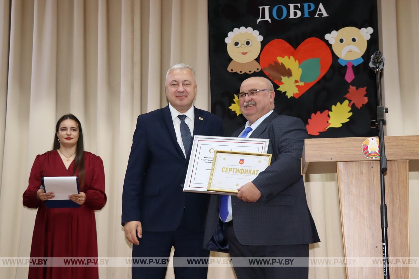 С подарками «Меречанку» посетил заместитель председателя облисполкома Михаил Баценко