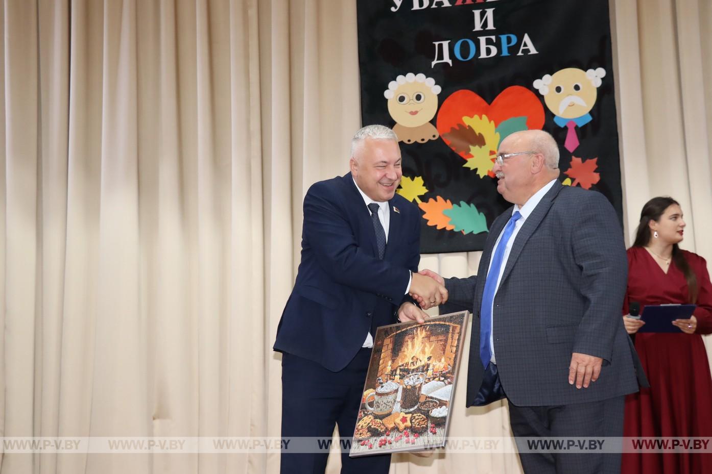 С подарками «Меречанку» посетил заместитель председателя облисполкома Михаил Баценко