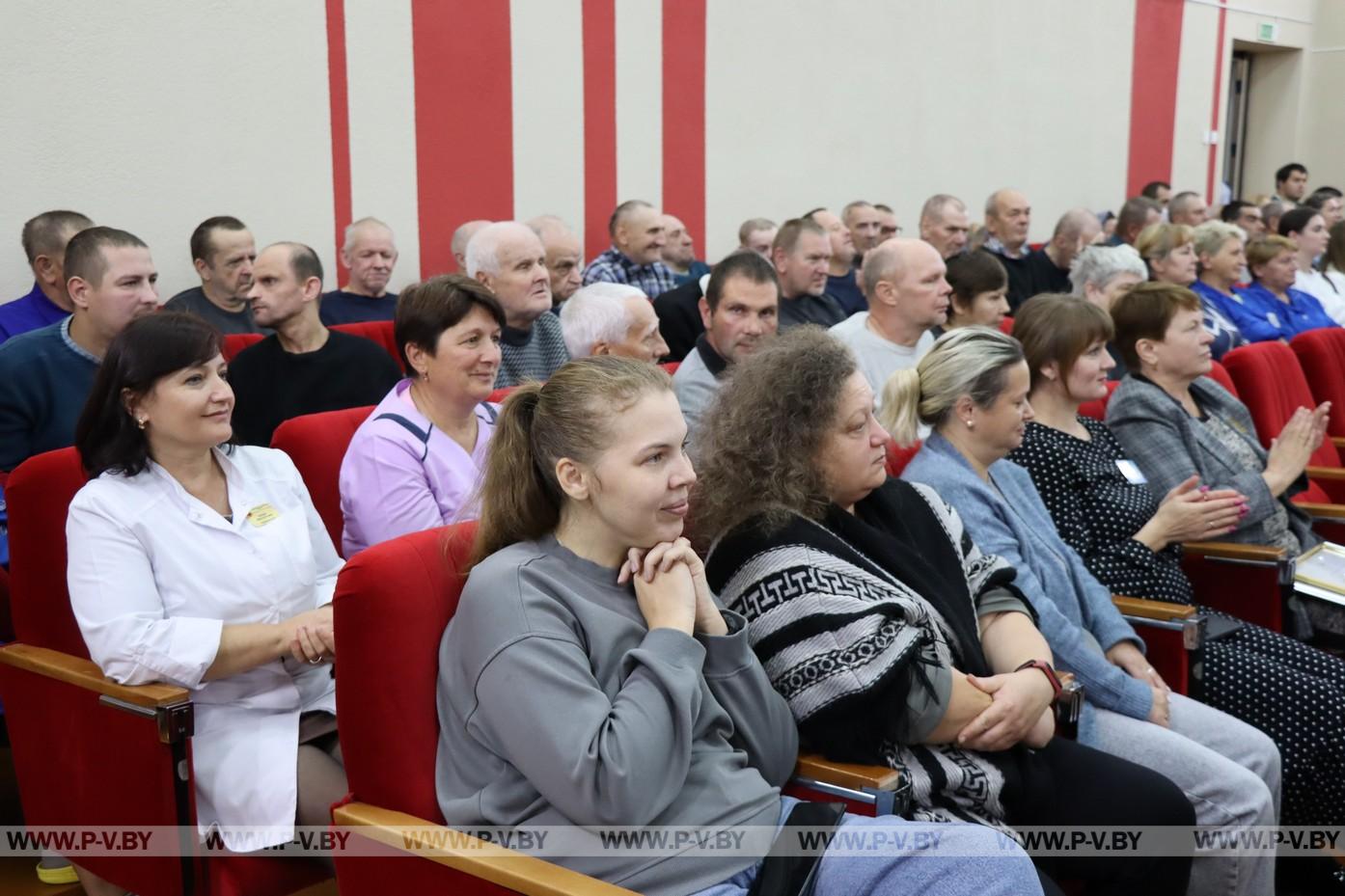 С подарками «Меречанку» посетил заместитель председателя облисполкома Михаил Баценко