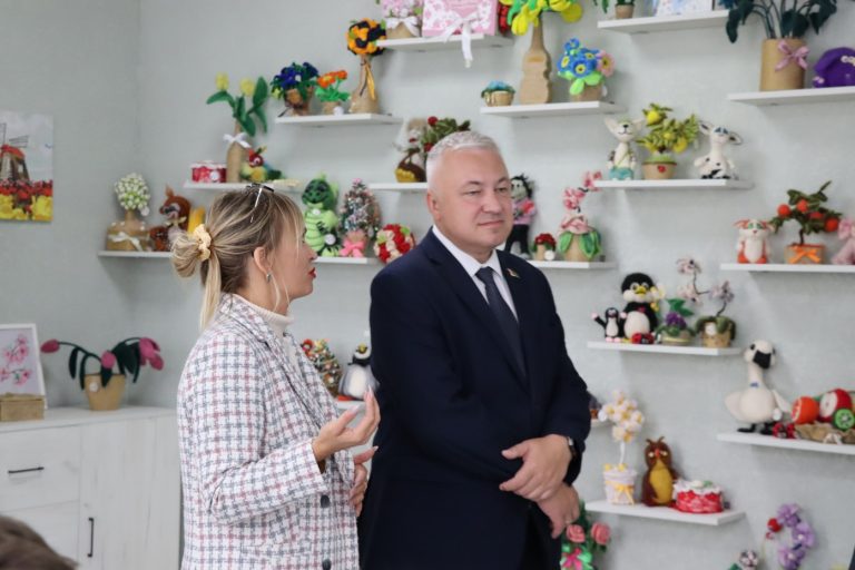 С подарками «Меречанку» посетил заместитель председателя облисполкома Михаил Баценко