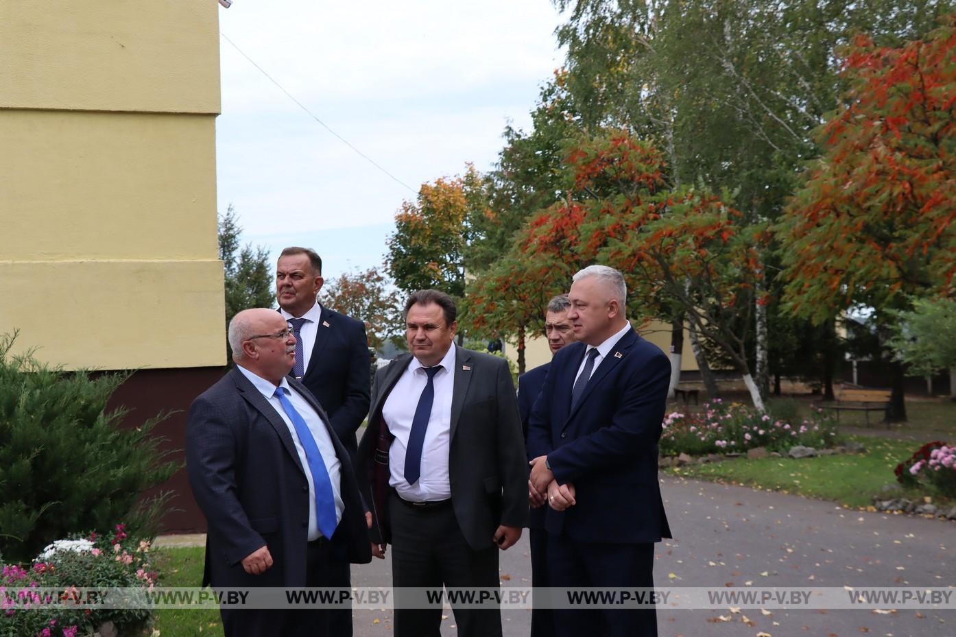 С подарками «Меречанку» посетил заместитель председателя облисполкома Михаил Баценко