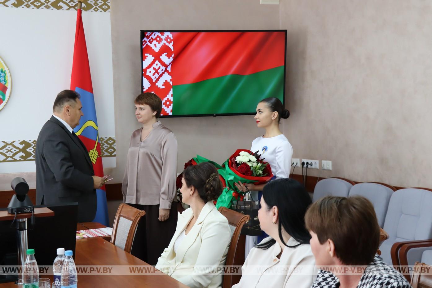 Многодетным мамам района вручили ордена Матери