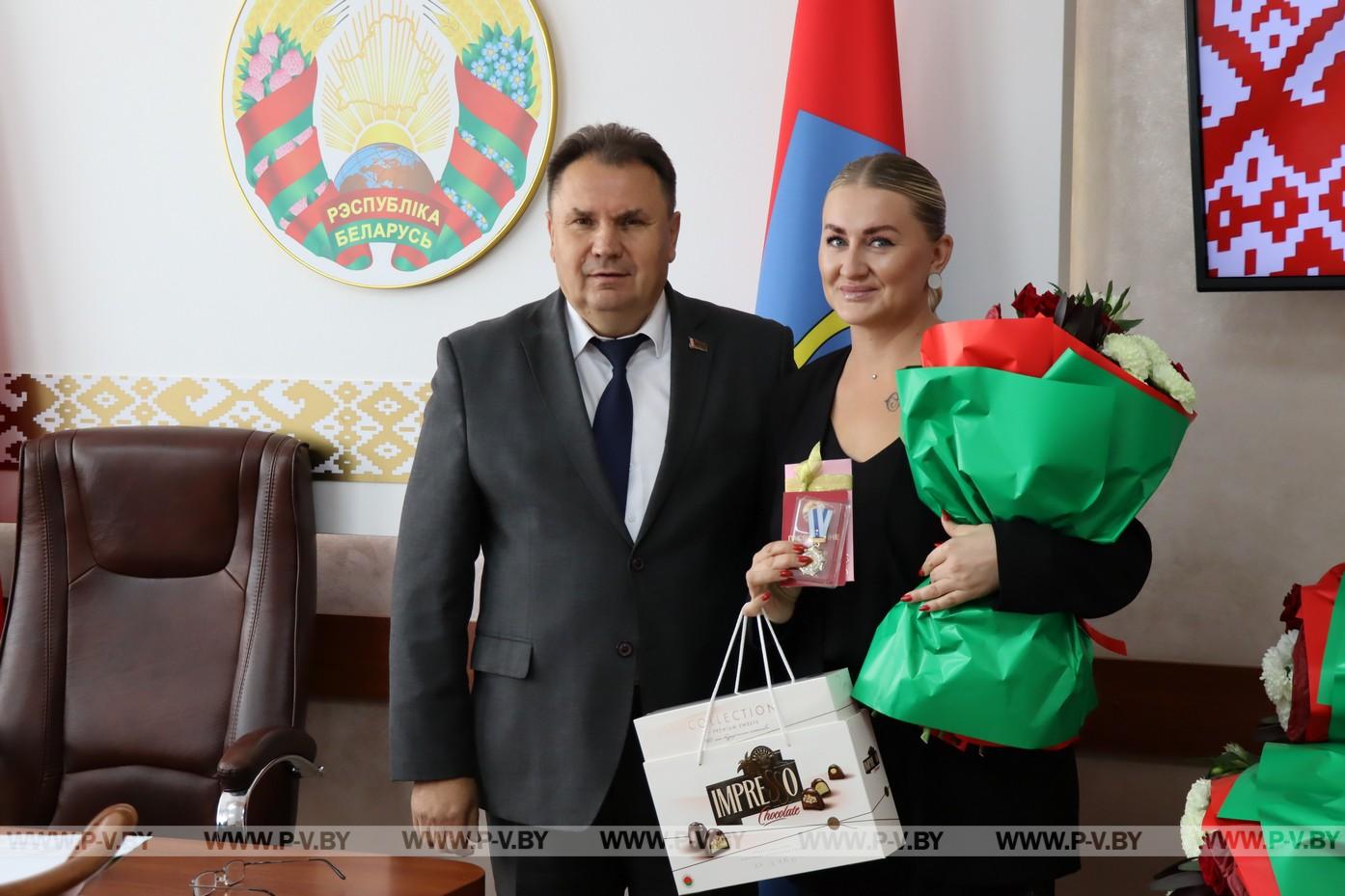 Многодетным мамам района вручили ордена Матери