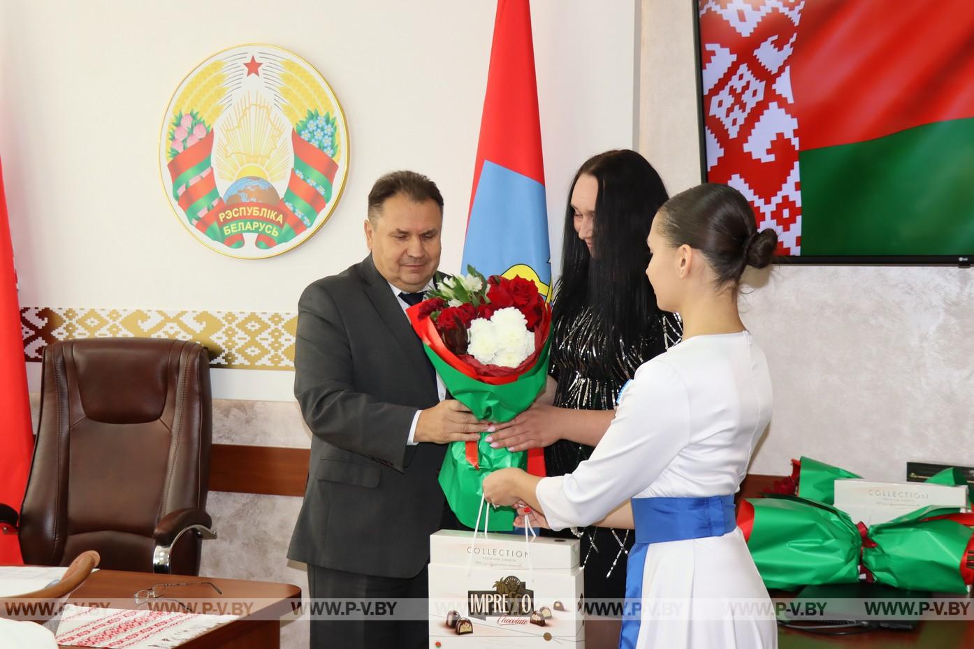 Многодетным мамам района вручили ордена Матери