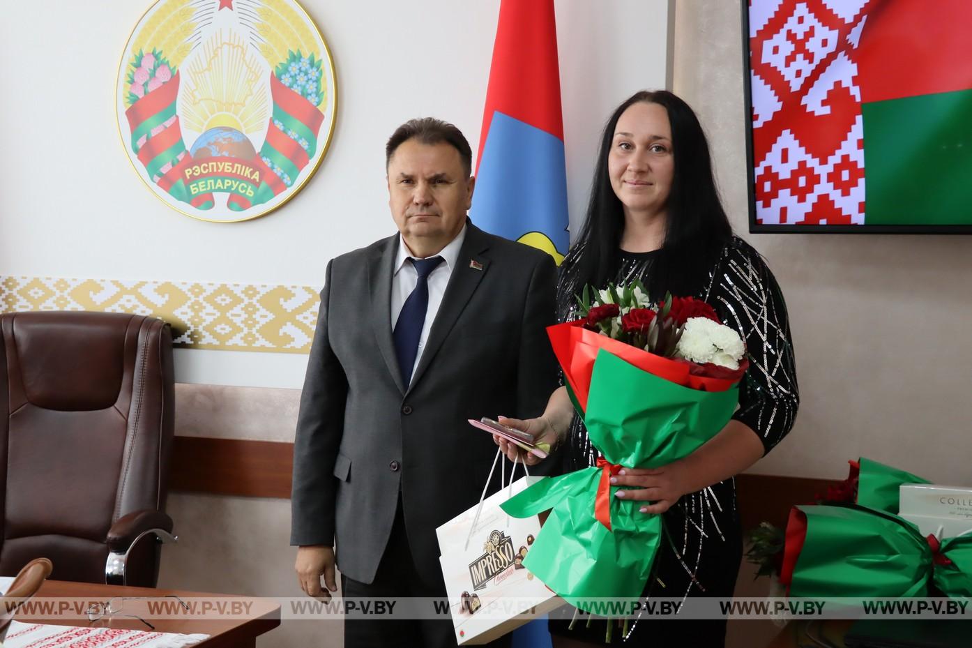 Многодетным мамам района вручили ордена Матери