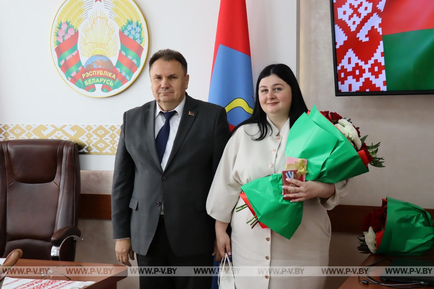 Многодетным мамам района вручили ордена Матери