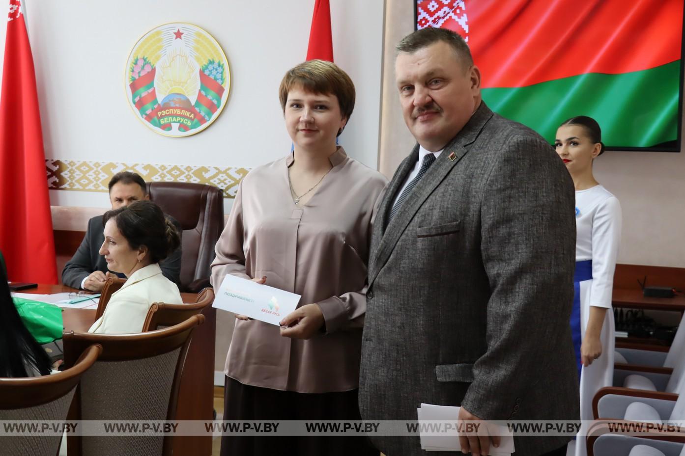 Многодетным мамам района вручили ордена Матери