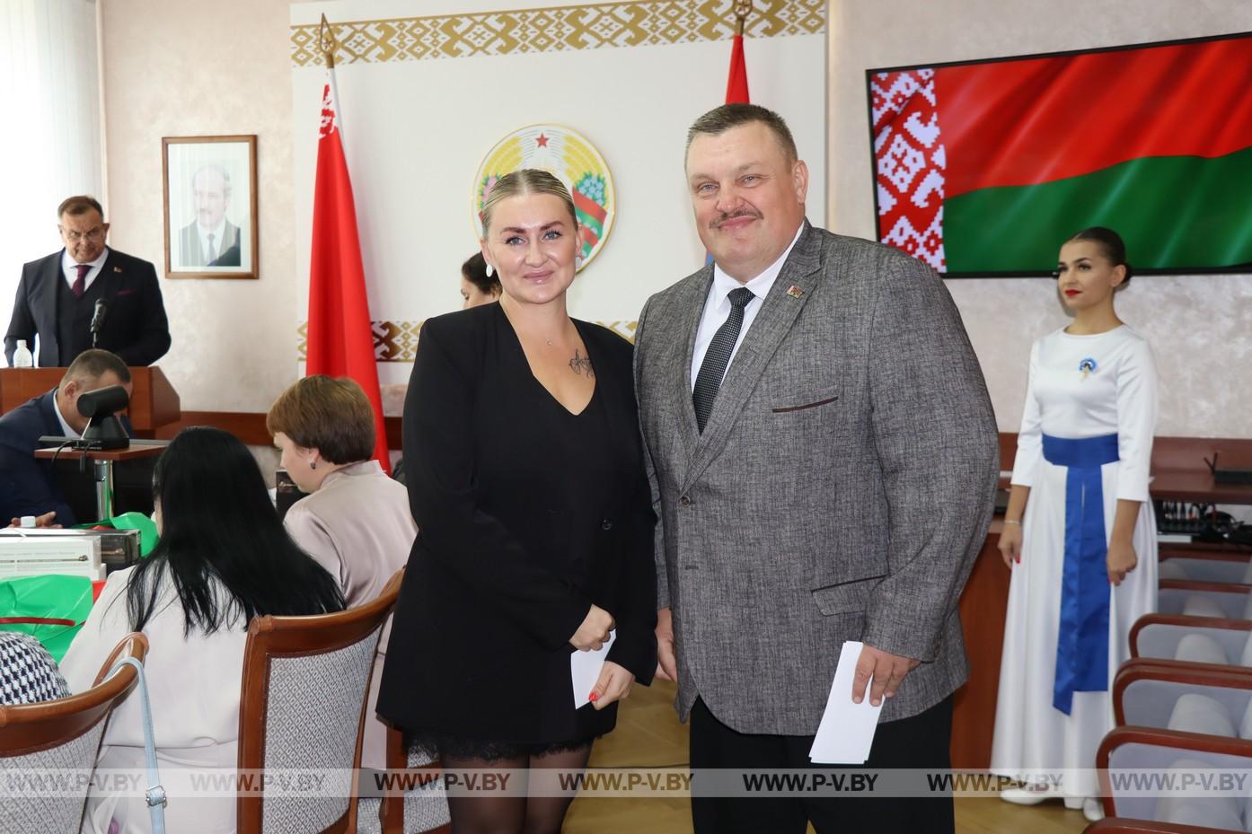 Многодетным мамам района вручили ордена Матери