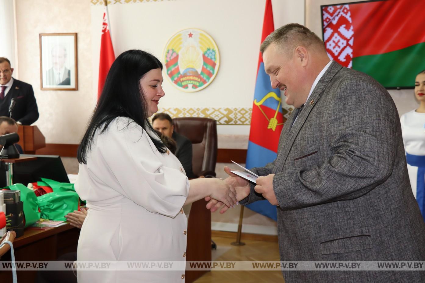 Многодетным мамам района вручили ордена Матери