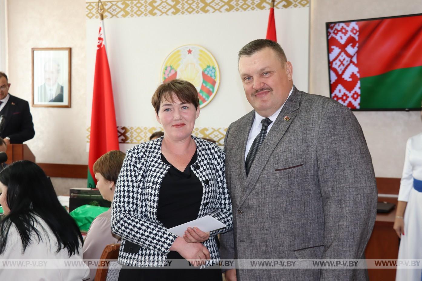 Многодетным мамам района вручили ордена Матери