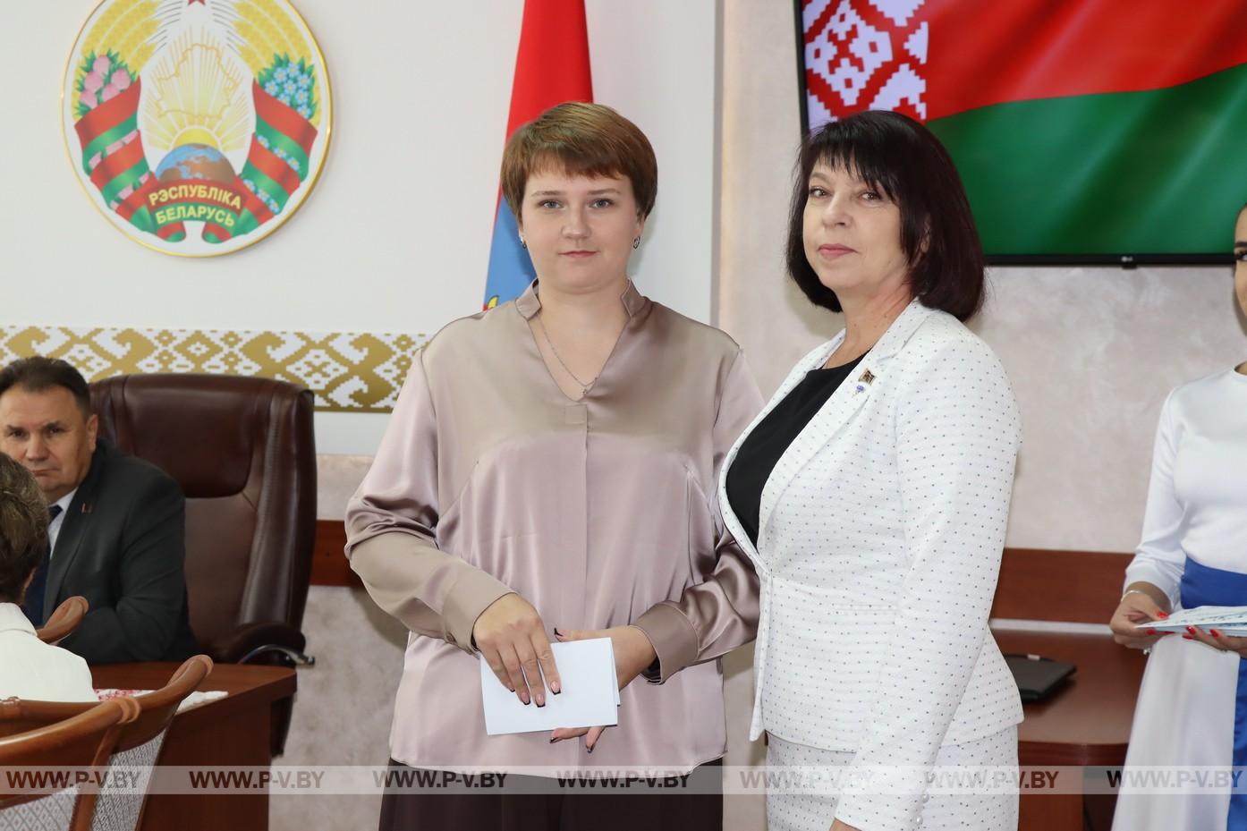 Многодетным мамам района вручили ордена Матери