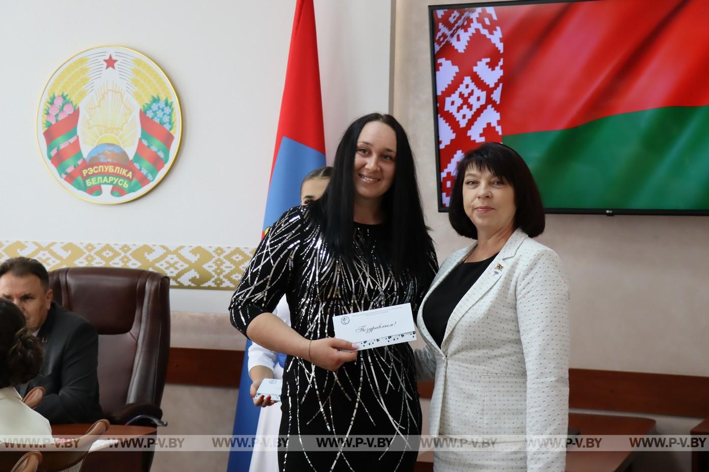 Многодетным мамам района вручили ордена Матери
