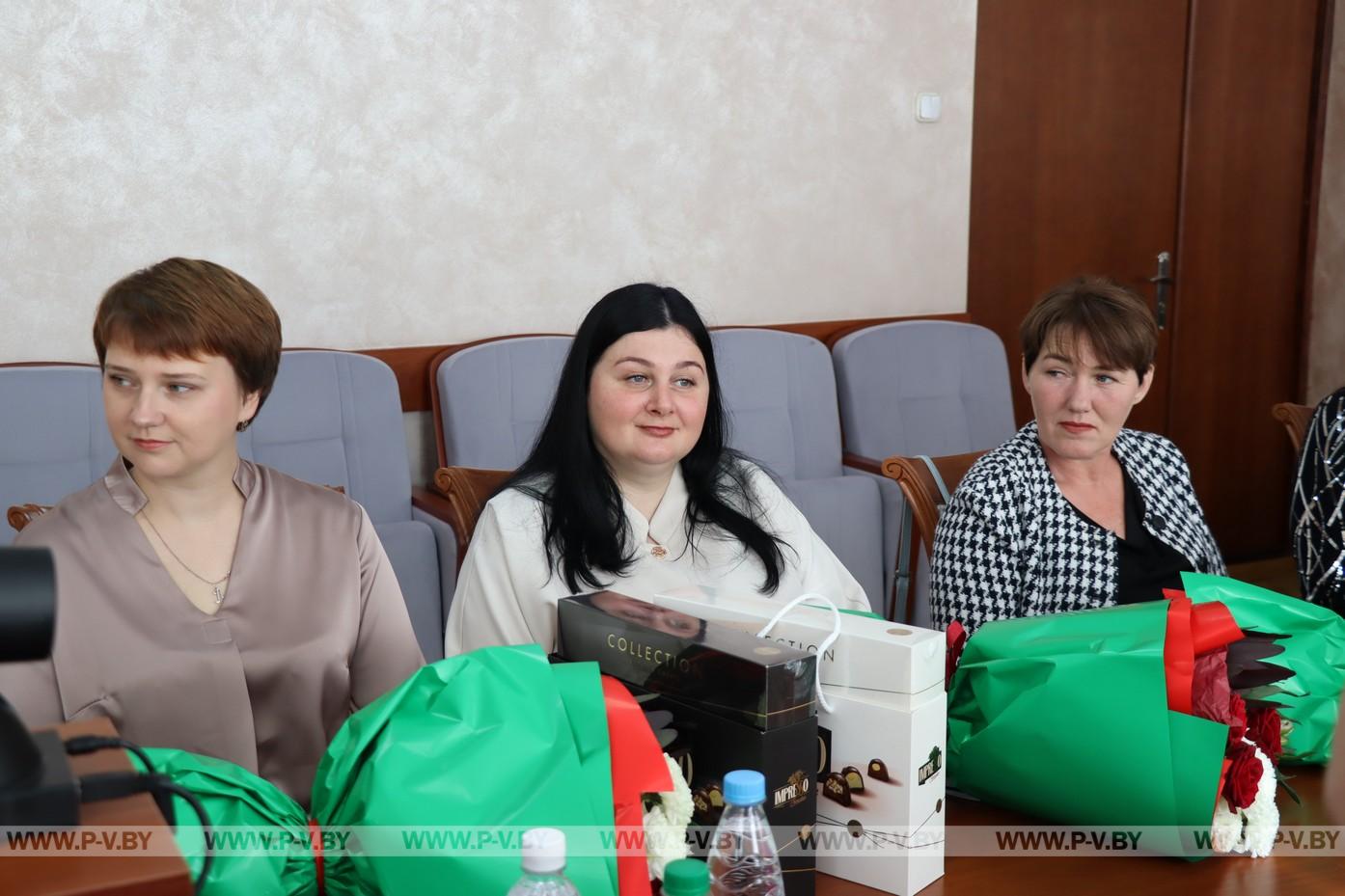 Многодетным мамам района вручили ордена Матери