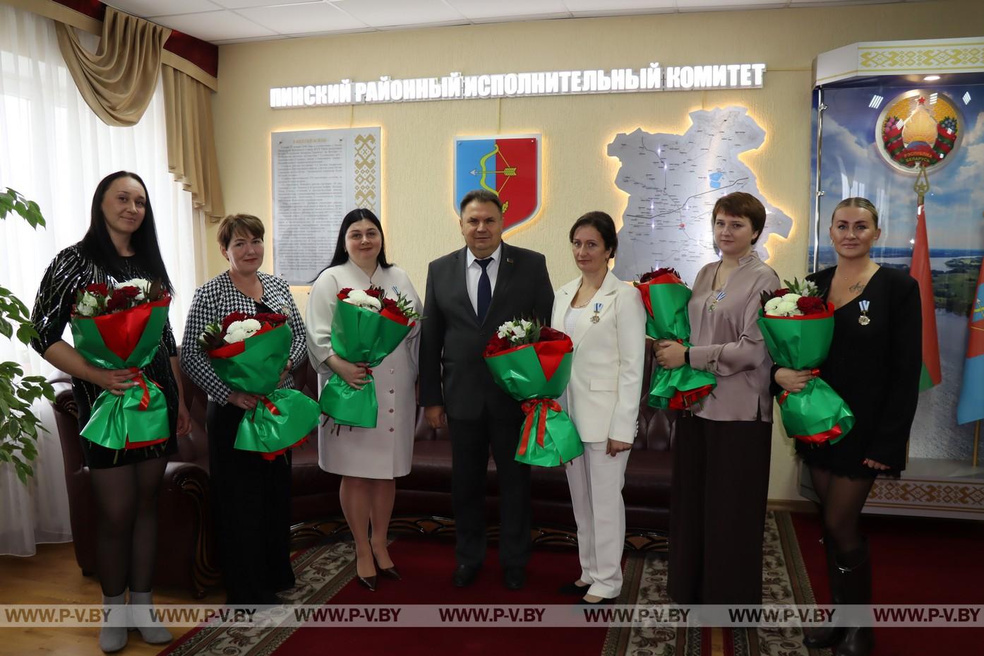 Многодетным мамам района вручили ордена Матери