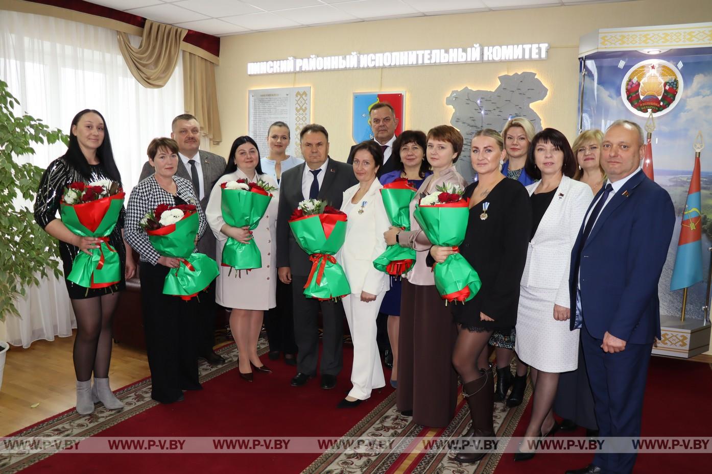 Многодетным мамам района вручили ордена Матери