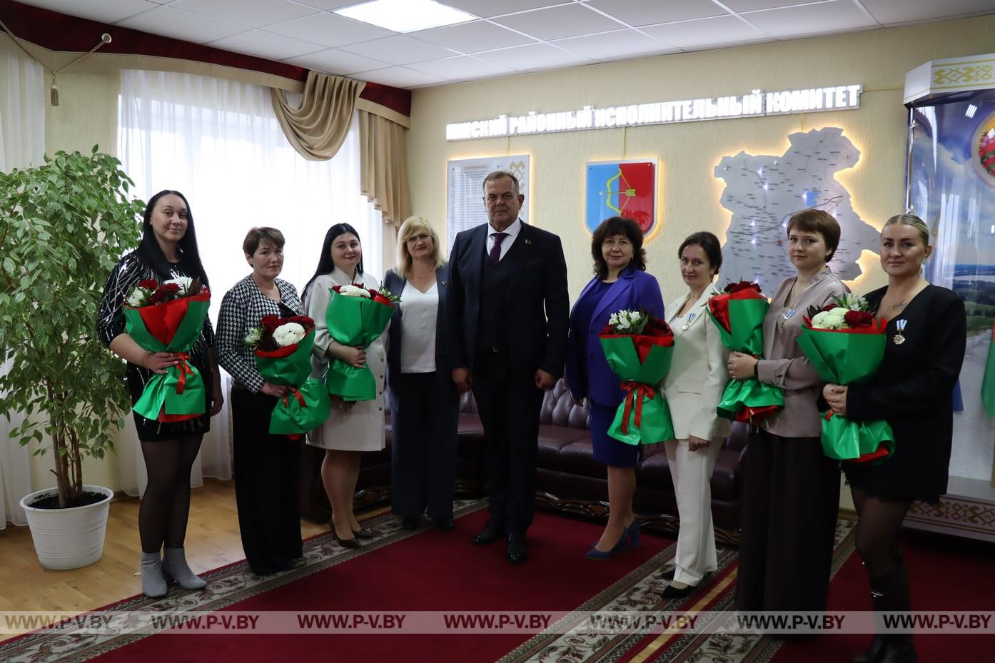 Многодетным мамам района вручили ордена Матери