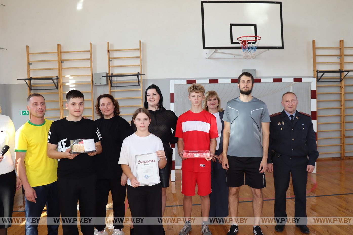 Соревновались дети, родители, учителя, священники и милиционеры