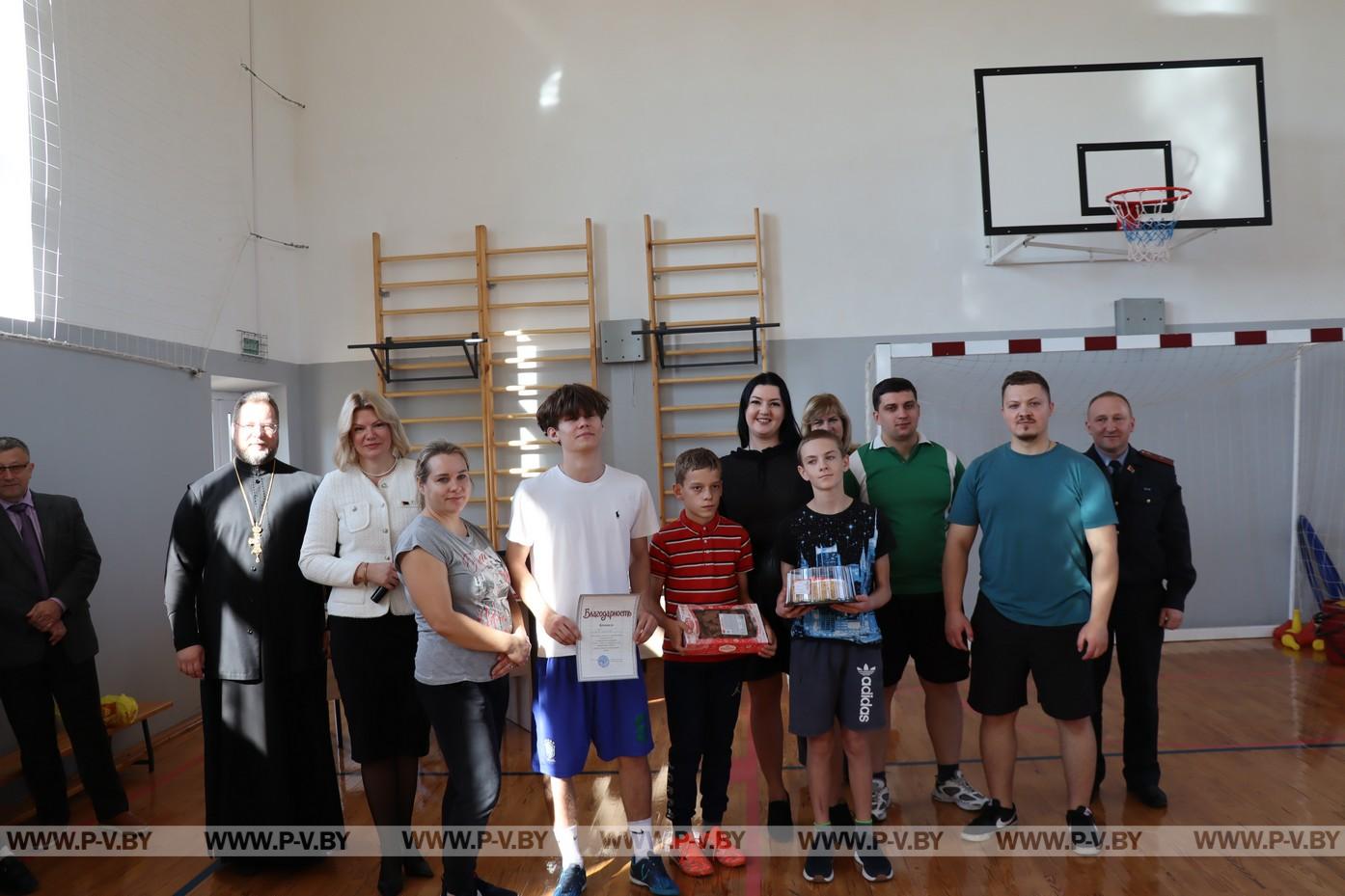 Соревновались дети, родители, учителя, священники и милиционеры