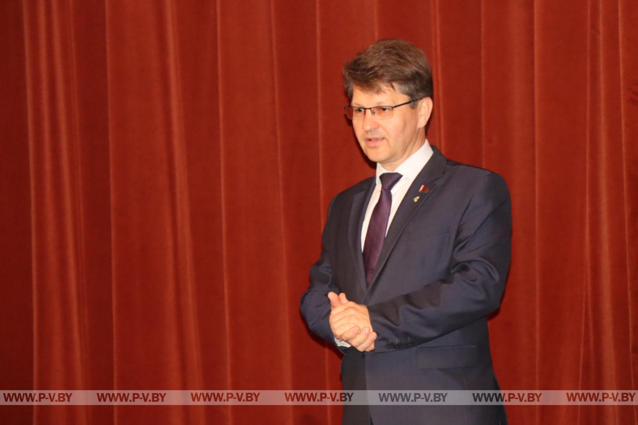Молодых медиков Пинщины чествовали в драмтеатре