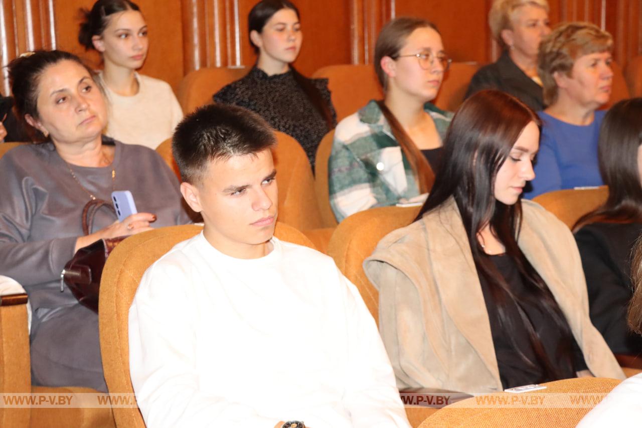 Молодых медиков Пинщины чествовали в драмтеатре