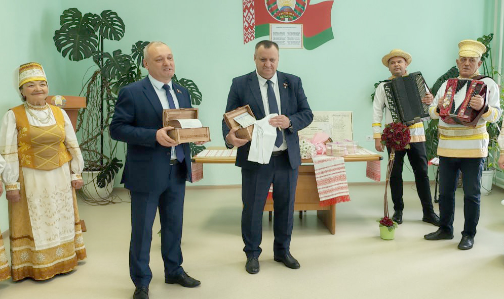 Многодетным мамам из Пинковичей и Галево вручили «Бацькаву кашулю»