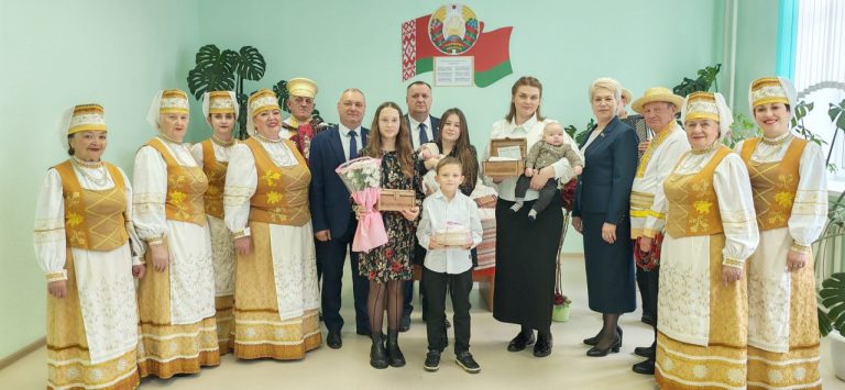 Многодетным мамам из Пинковичей и Галево вручили «Бацькаву кашулю»