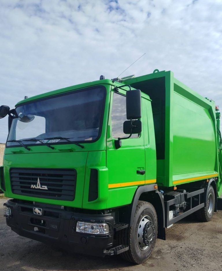 Пинское районное ЖКХ получило новый мусоровоз МАЗ с задней загрузкой