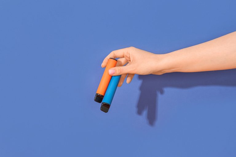 Специалист советует, как уберечь детей от электронных сигарет