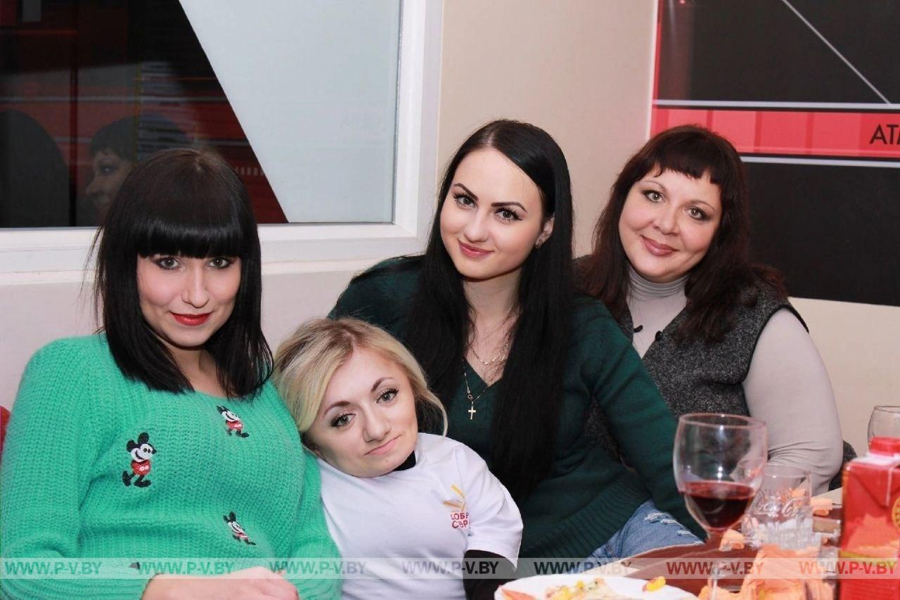 "Когда я помогаю, я чувствую себя счастливее" "Когда я помогаю, я чувствую себя счастливее"