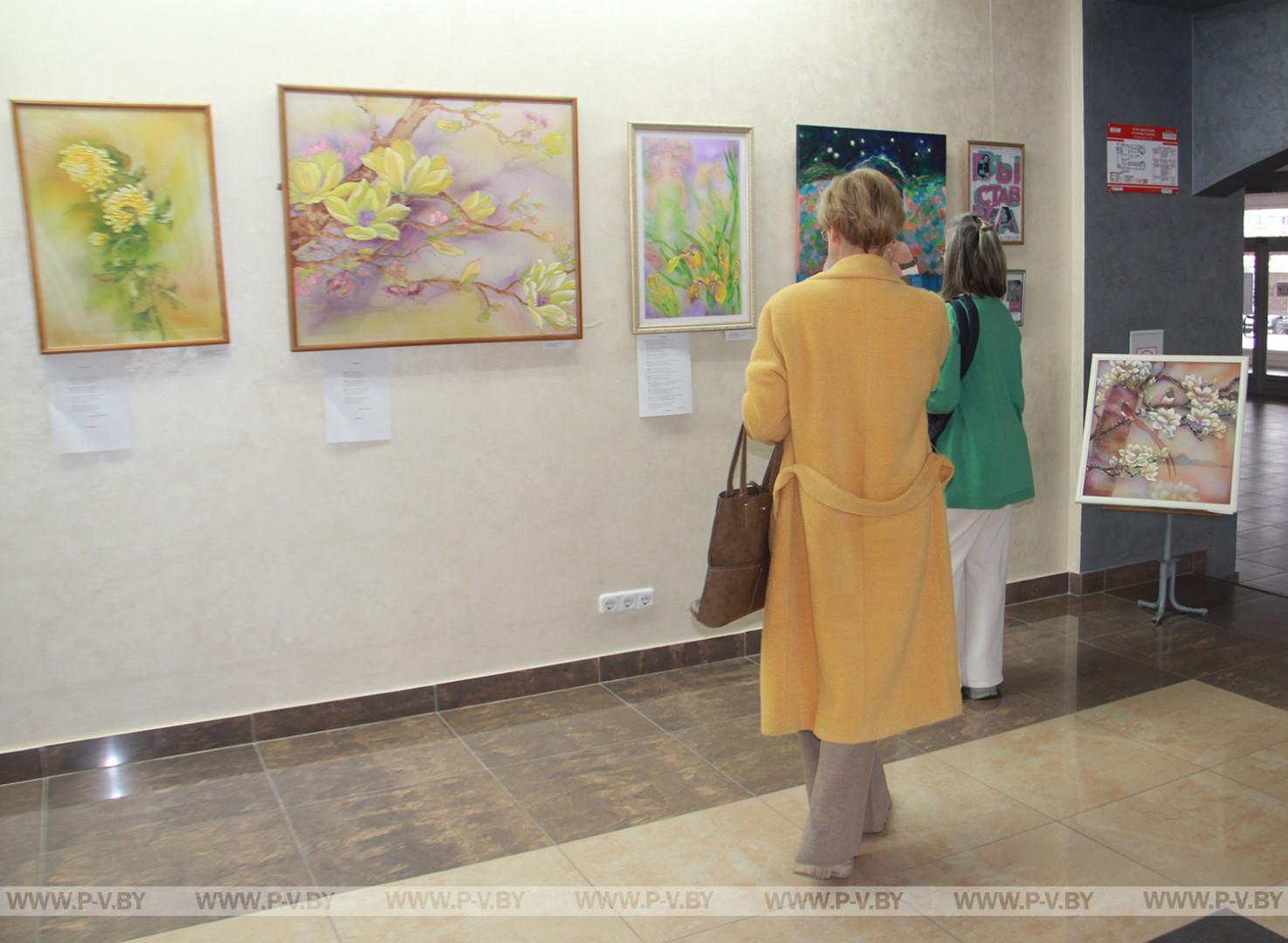 В городском Доме культуры открыта художественная экспозиция "От сердца к сердцу"