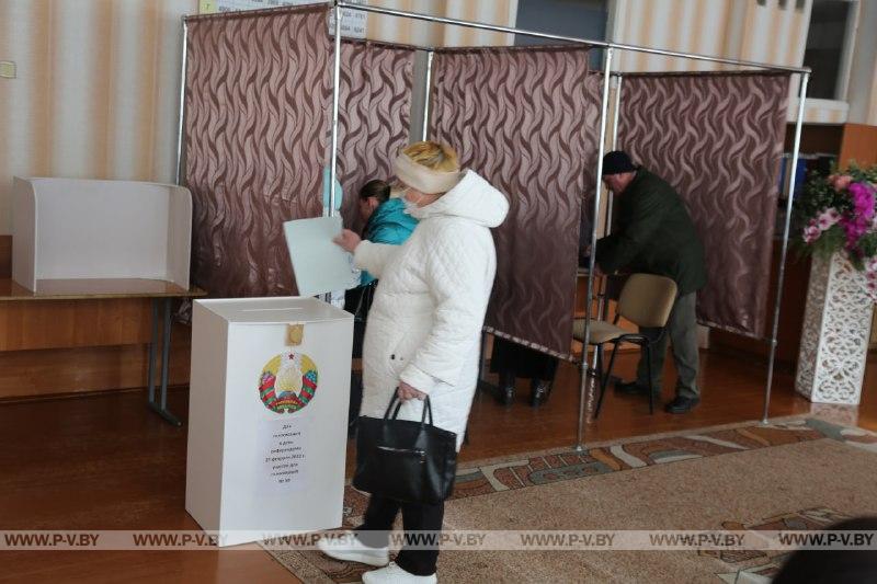 Продолжаем следить, как проходит референдум на избирательных участках в Пинске (фоторепортаж)