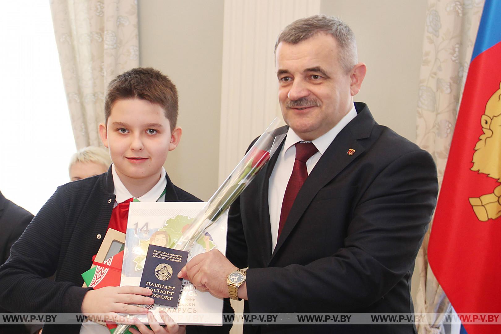 Конституция - Закон для всех, и нам его воплощать в жизнь на благо страны и народа