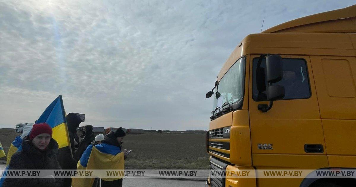 СК: у белорусских водителей отобрали фуры с грузом на границе с Украиной СК: у белорусских водителей отобрали фуры с грузом на границе с Украиной